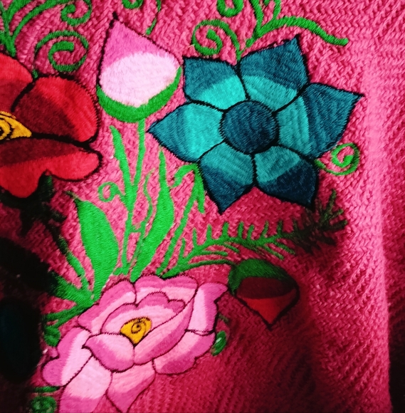 Poncho With Flowers - Picture 3 of 7